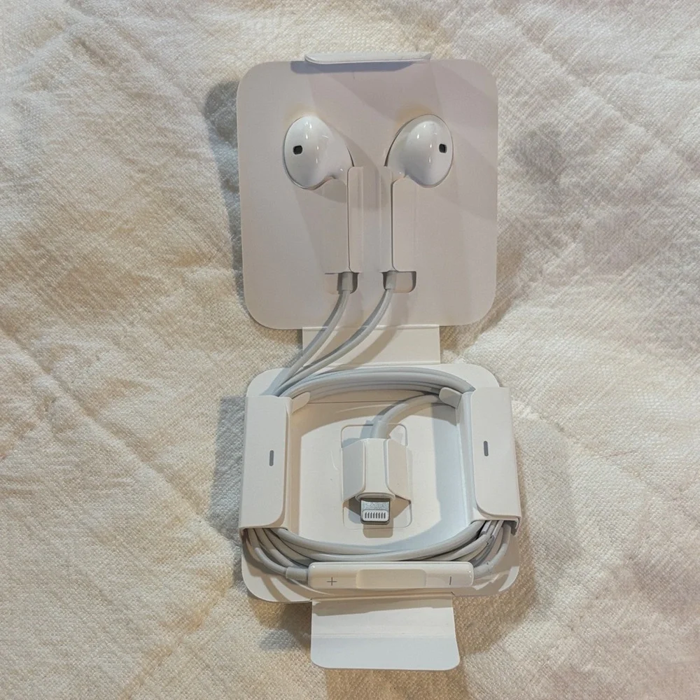 Apple White Wired EarPods with Lightning Connector